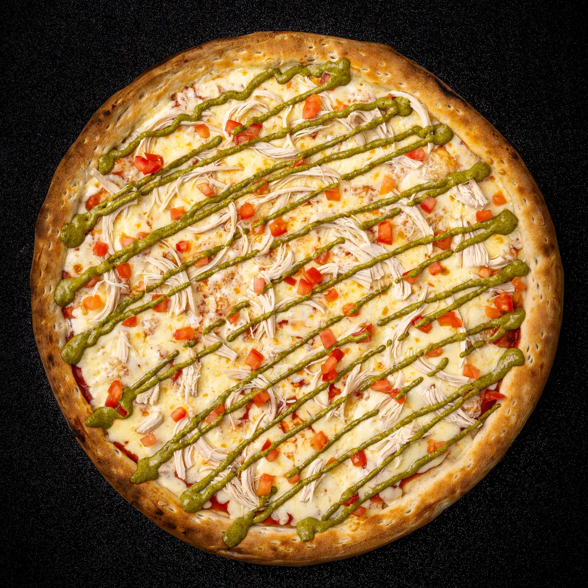 Foto real de la Pizza Pollo Pesto de Yalus Pizza, vista desde arriba