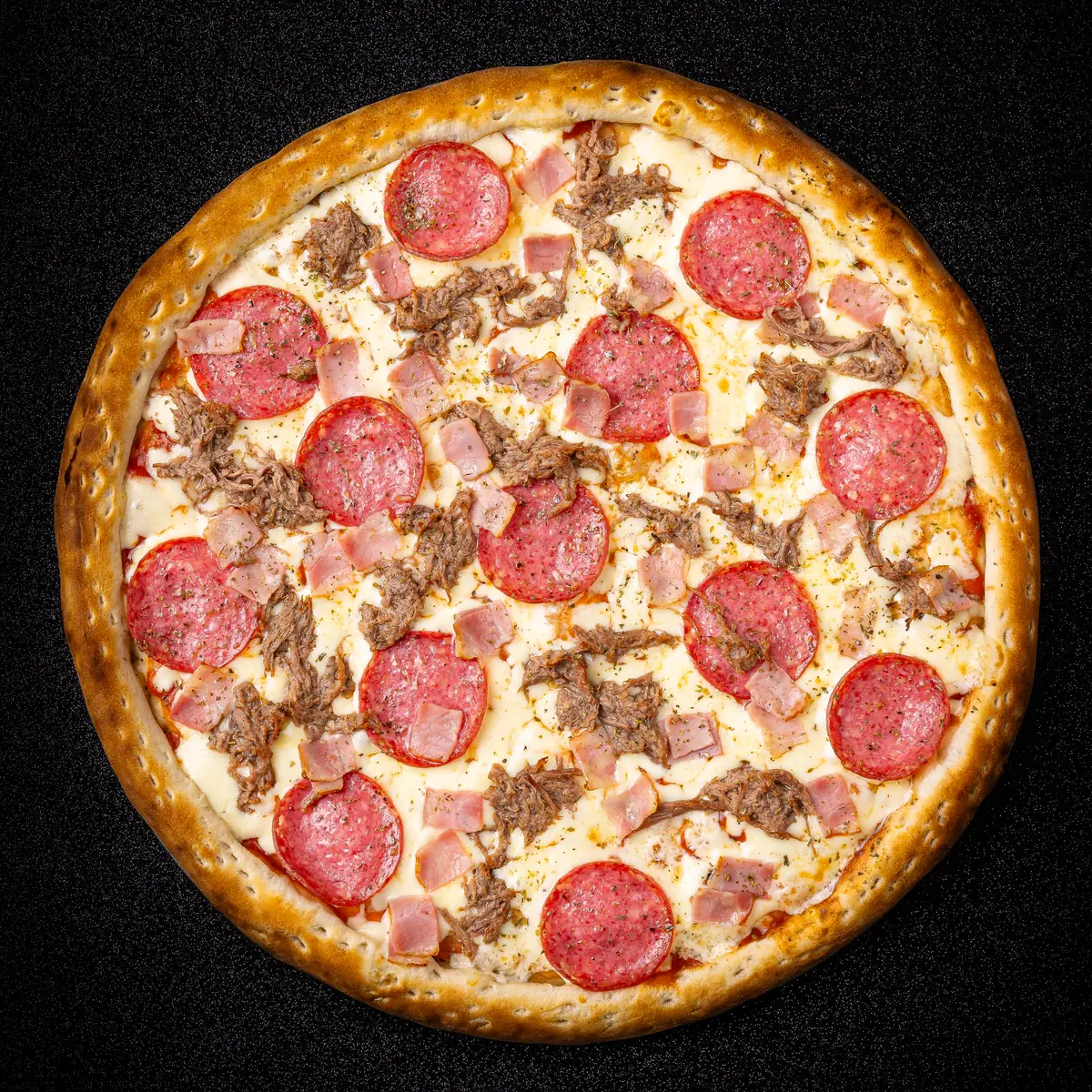 Foto real de la Pizza Tres Carnes de Yalus Pizza, vista desde arriba