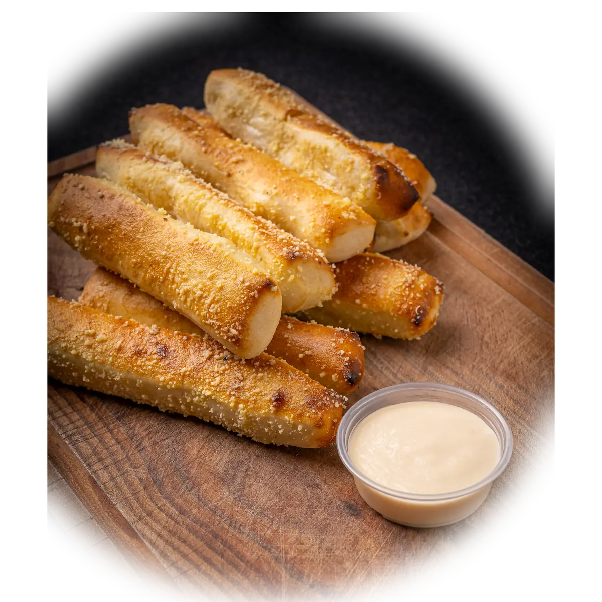 Palitos de Ajo de Yalus Pizza con queso parmesano y salsa